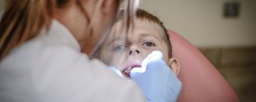 Leczenie stomatologiczne dzieci – jak powinni przygotować się do niego rodzice?